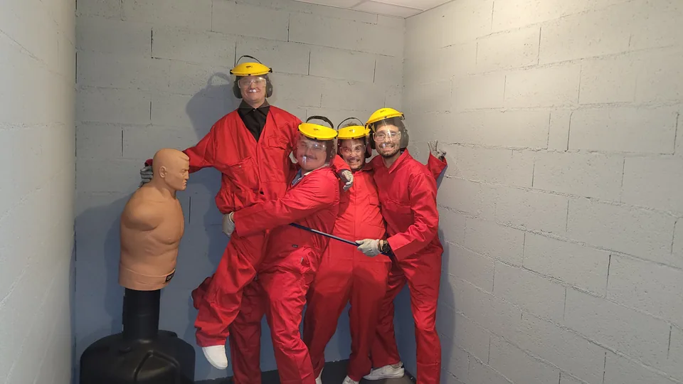 Quatre participants équipés dans la Rage Room