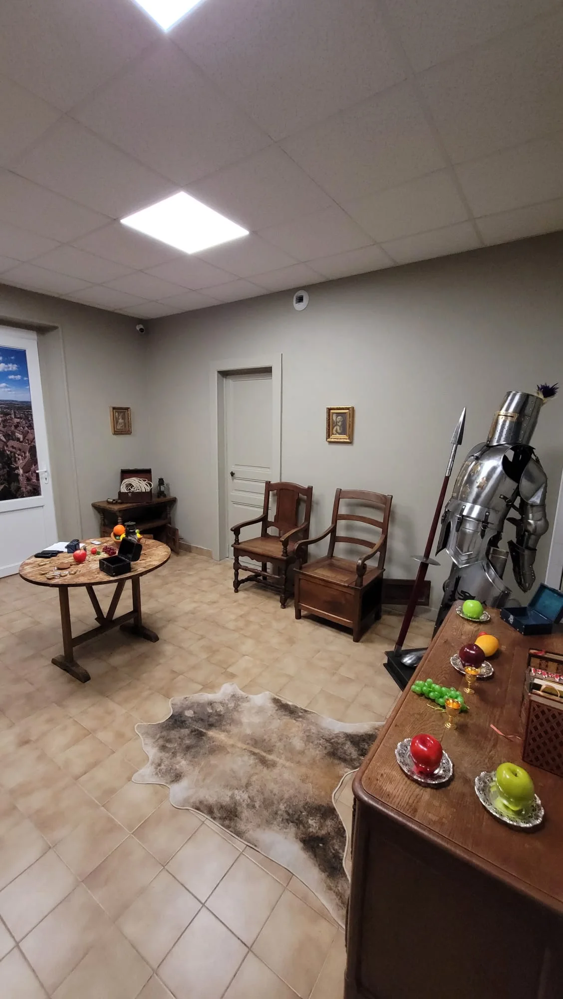 Salle de jeu Escape Battle avec une armure de chevalier